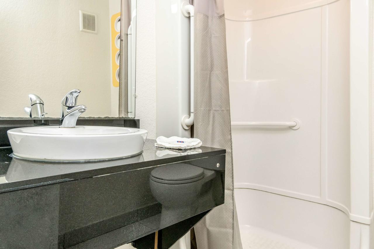 Motel 6 Fort Worth North Haltom City ภายนอก รูปภาพ